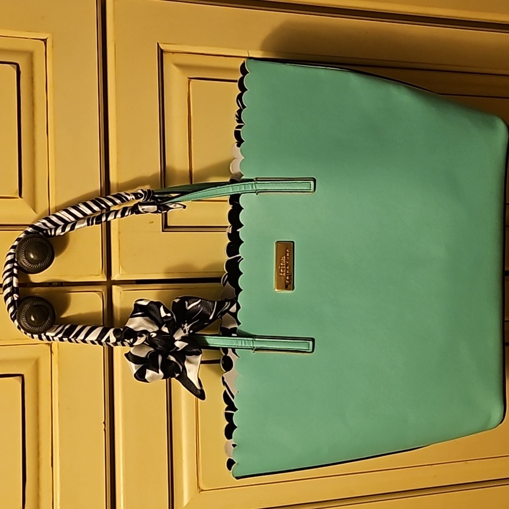Trina Turk gorgeous turquoise tote with contrasting black/white print center - Picture 1 of 6